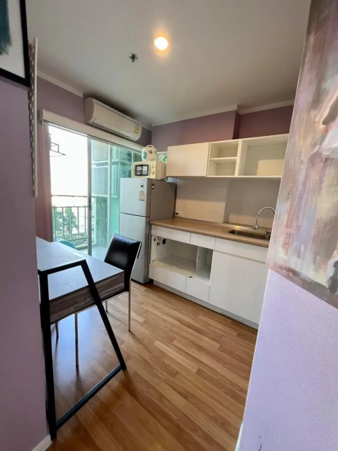 For rent, Lumpini Park Rama 9-Ratchada, 1 bedroom, with colorful wallpaper, very inviting, hurry to book before you miss it.
