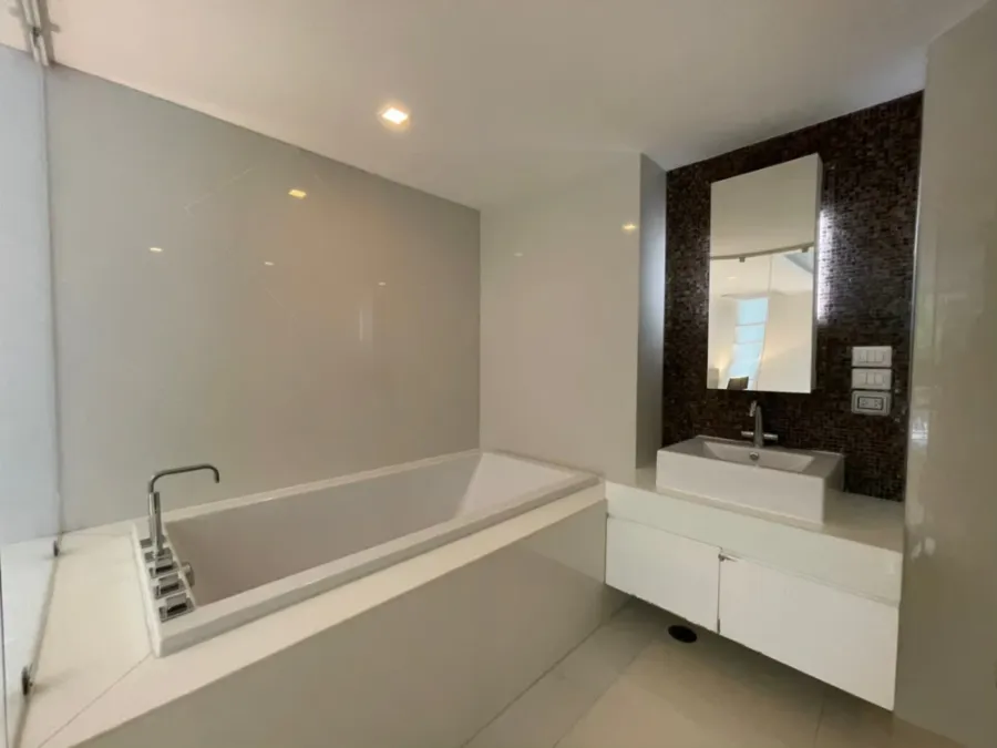 For sale, for rent, The Sanctuary Wong Amat, size 145.78 sq m., very large room, quiet and very private condo, must book.