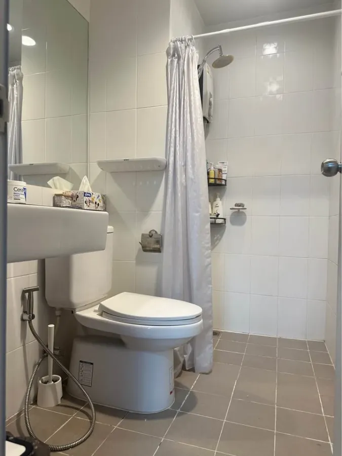 For sale or rent: UNIO Ramkhamhaeng - Serithai, 8th floor unit, high-quality built-in kitchen, swimming pool view. Book now!