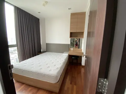 For rent: Wish Signature Midtown Siam, spacious unit with ample living space on the 31st floor offering stunning views. Don't miss out!