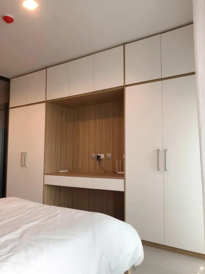 For rent: Life Ladprao, corner room, wall attached to one other room, very high floor, beautiful city view, move now, don't hesitate.