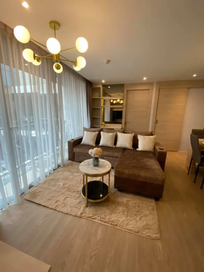 ให้เช่า klass condo silom furniture built in ได้โซฟาใหญ่ปรับนอนได้ แถมได้วิวสระแจ่มๆ ไม่จองเสียใจแทน