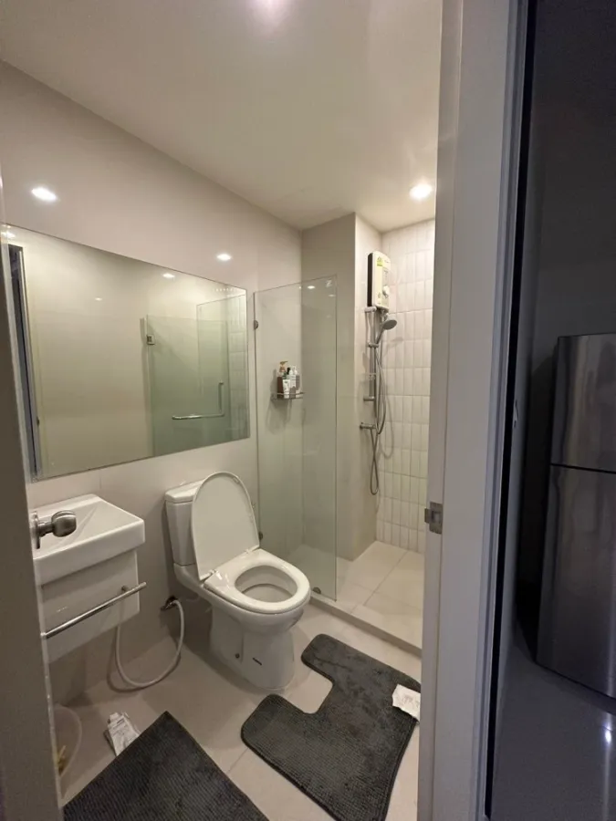 For rent, Life Asoke, 23rd floor, open view, unblocked view, north facing room, has a large TV. Good quality genuine leather sofa. Must reserve.