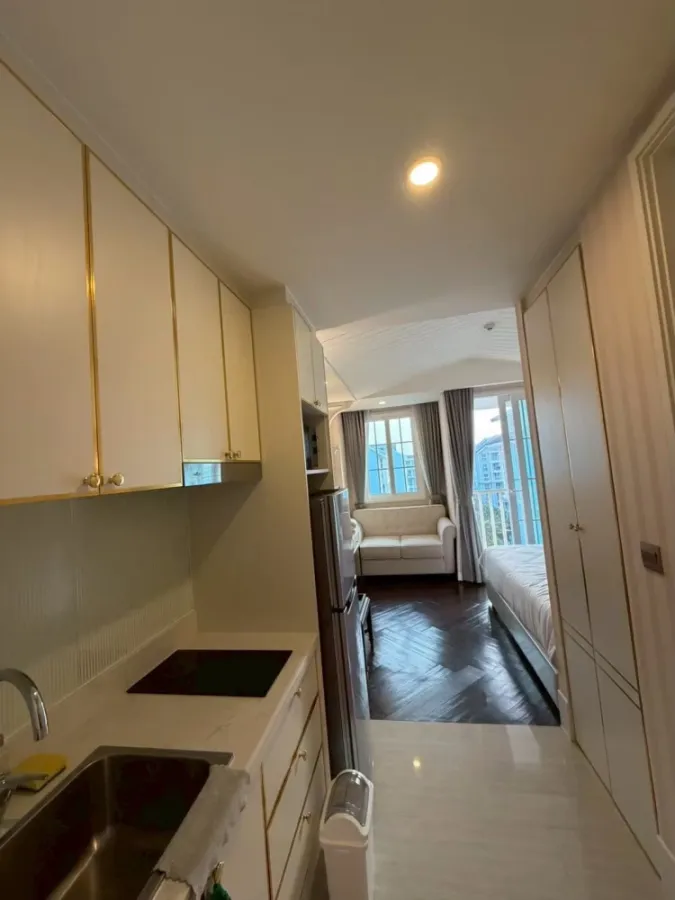 Grand Florida Beachfront Condo Resort, Pattaya for rent. Fully furnished with appliances including a microwave and all kitchenware. Book now!