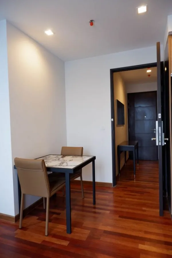 Wish Signature Midtown Siam for rent, a room with a private elevator, built in furniture, complete the whole room, book now