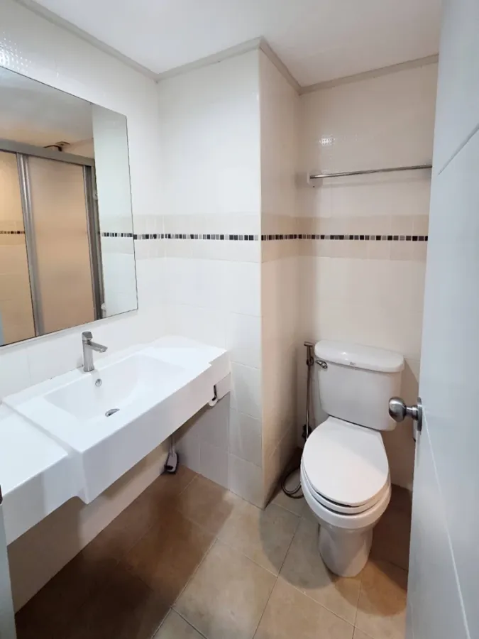 For rent: Lumpini Ville Ramkhamhaeng 44. Spacious room with ample living space, fully furnished, in a prime location. Don't miss out!