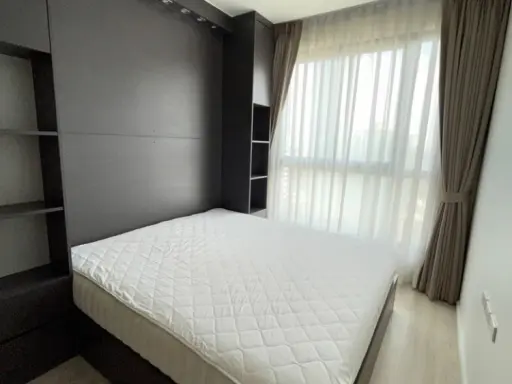 For rent Quinn Condominium, near MRT Suthisan, convenient to travel, ready to move in. Hurry up to reserve before it's gone!!