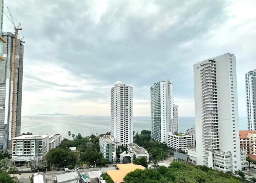 For rent: The Riviera Wong Amat Beach, a lovely room, beautifully decorated, excellent built-in furniture, sea view, reserve now!