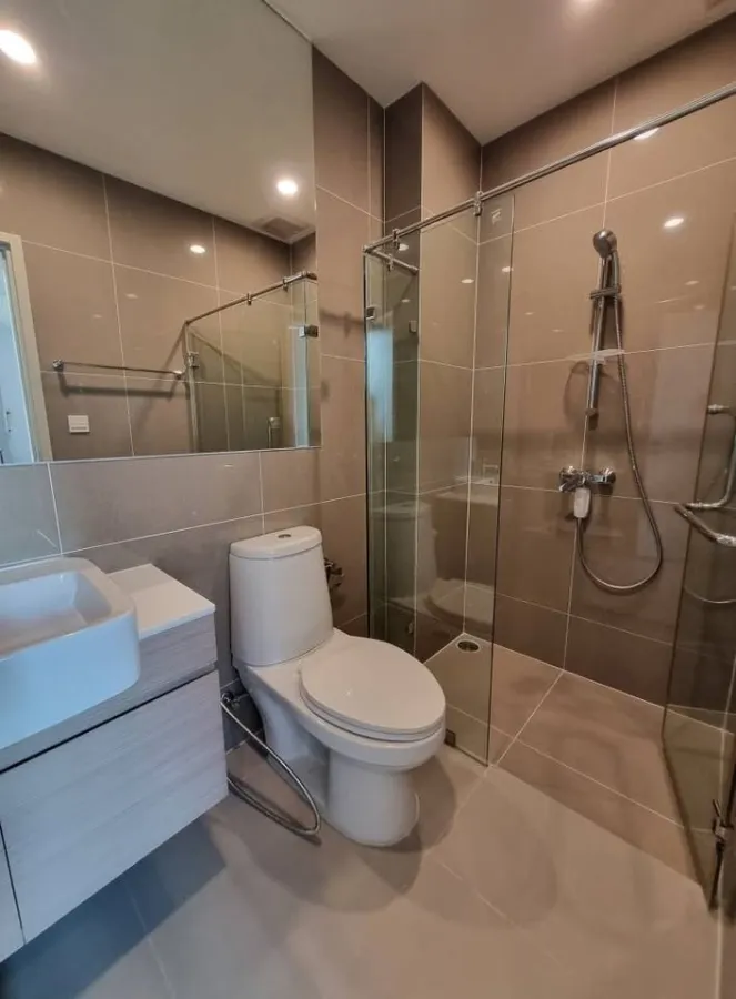 For sale or rent Noble Revolve Ratchada 2, corner room has a lot of privacy, 4 meter high ceiling, doesn't feel cramped. You can reserve it now.