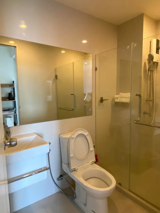 Condo for rent or sale Life Asoke, high floor, view of Baiyoke Tower, fully furnished, ready to move in. Hurry up to reserve.