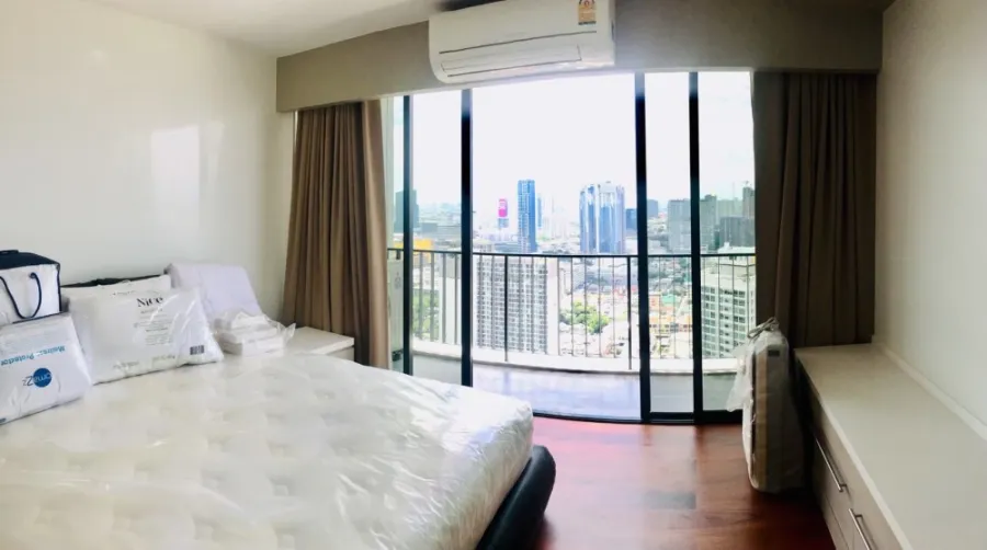 ขายด่วน!! คอนโด ดิ อิสสระ ลาดพร้าว ขนาด 3 ห้องนอน 3 ห้องน้ำ เฟอร์นิเจอร์ Built in พร้อมอยู่ จองเลย!!
