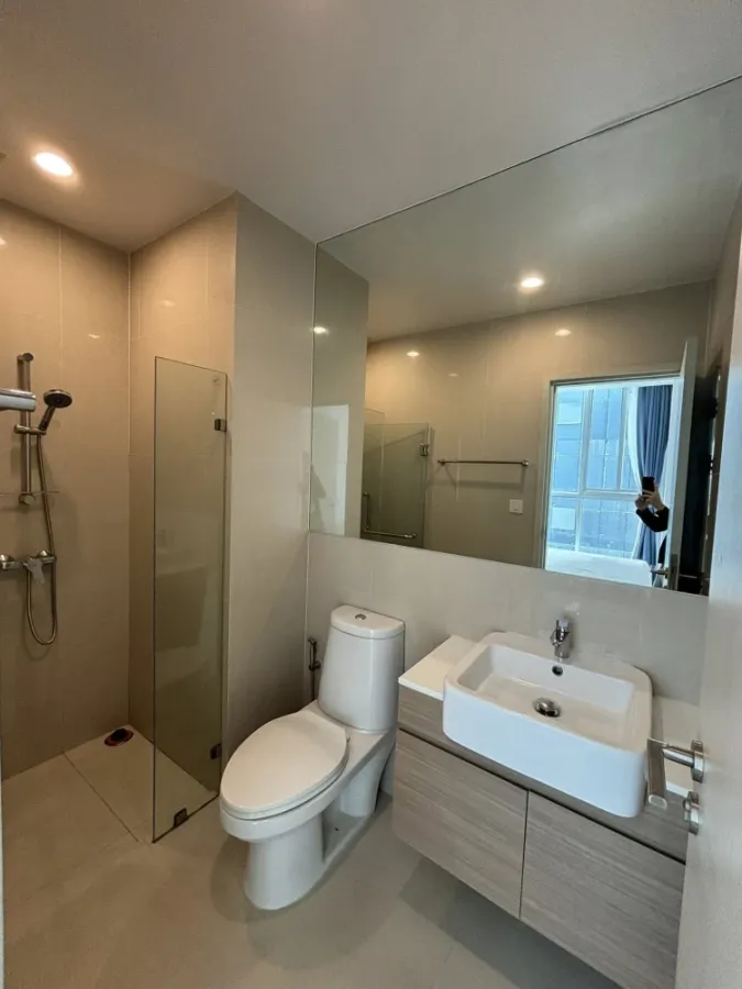 For sale or rent: Noble revolve ratchada, room on a very high floor (23rd floor), great breeze, ready to move in, complete with electrical appliances.