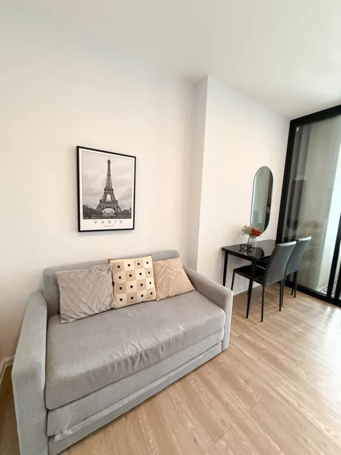 Condo for rent at Modiz Sukhumvit 50. The unit has clearly separated partitions, and comes fully furnished with appliances. Just bring your suitcase a