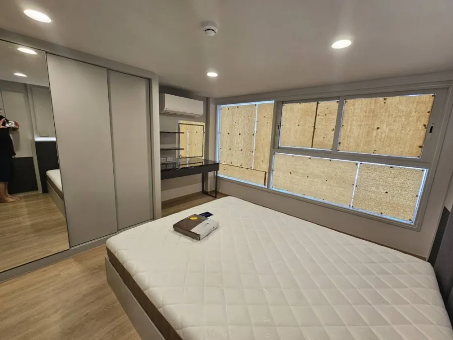 For rent: Culture Chula apartment. Fully furnished with built-in furniture and appliances. Enjoy a stunning view of Lumphini Park. Don't miss this opp