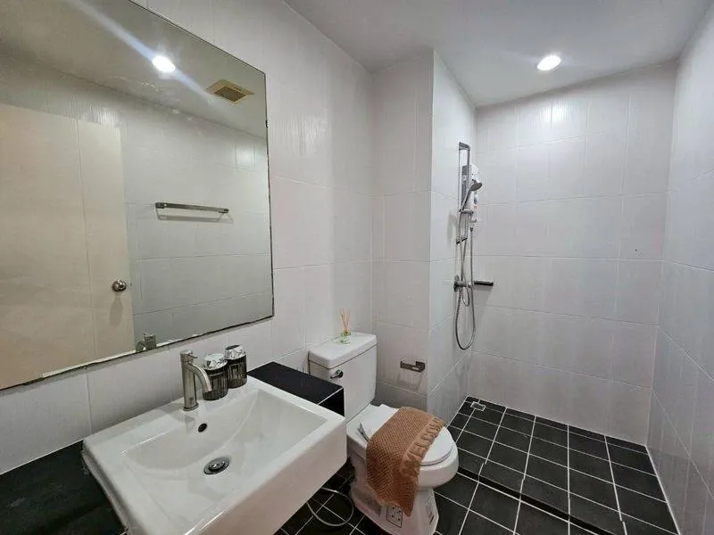 For rent: The Viva Condo Sathorn-Taksi. Nice, spacious room with full furnishings. Book now!