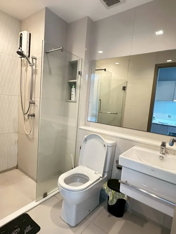 For rent: Life Asoke-Rama 9, studio room, fully furnished and equipped with appliances. Just bring your bags and move in!
