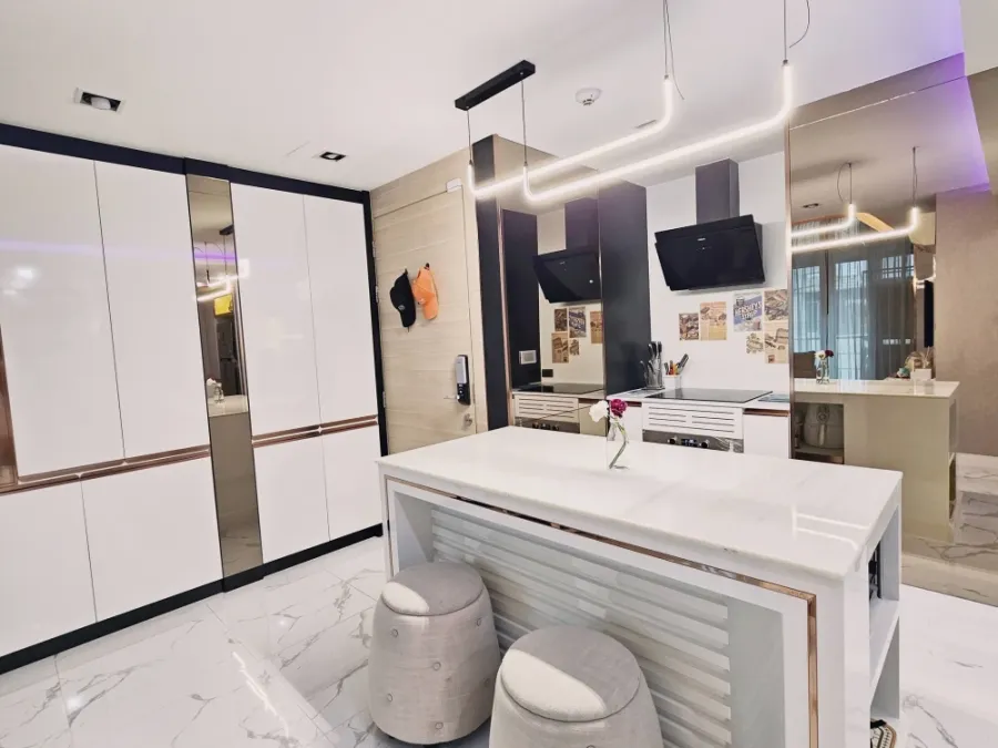 Klass Condo Silom for sale. Ready to move in. Best location, best value in Silom. Fully furnished with beautiful decoration. Don't miss out!