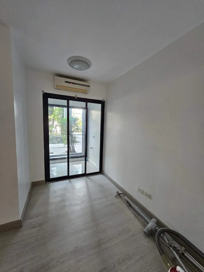 Empty room for sale, iCondo Ngamwongwan 2, clean, nice room. Easy on the eyes, easy to decorate Those who love dressing, don't miss it!!