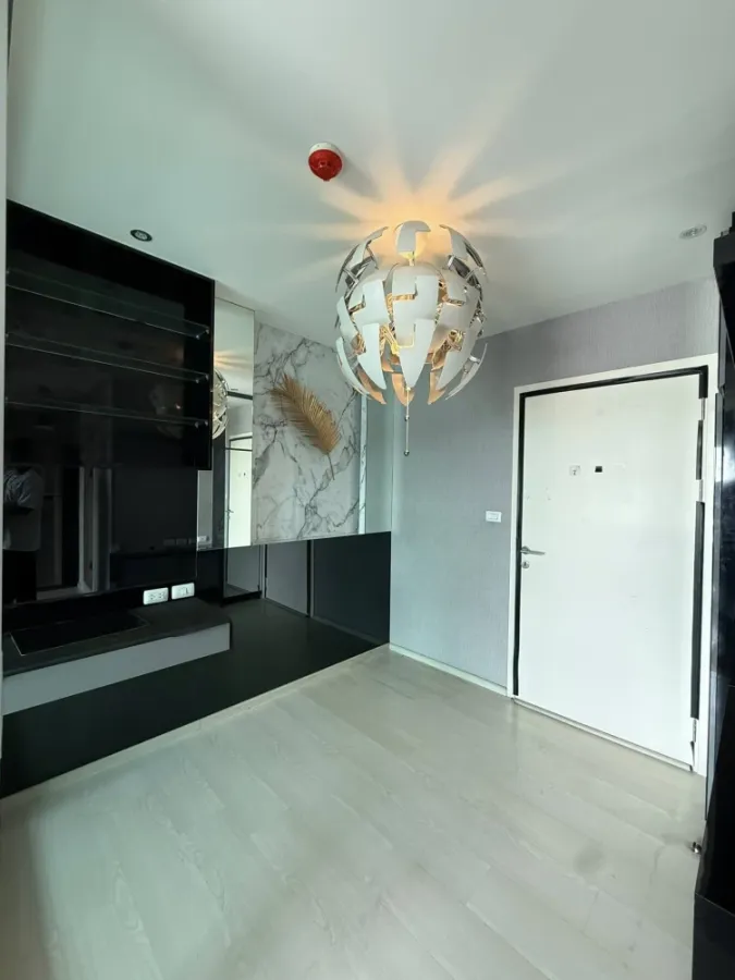 Selling a beautifully decorated condo at Aspire Ladprao 113. High-quality built-in furniture. Amazing price! Own it today! Don't wait!