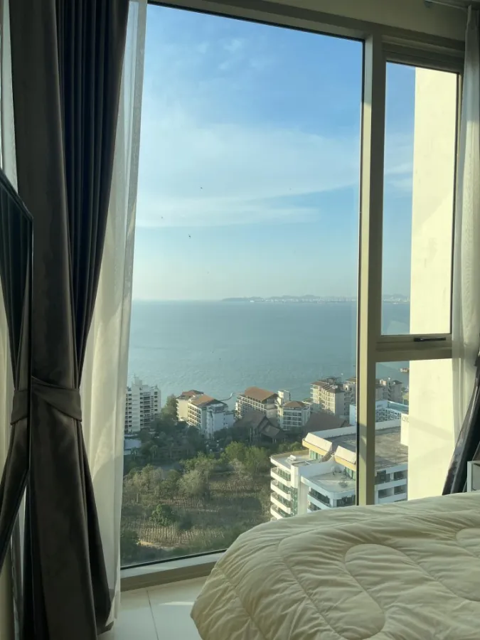 For rent, The Riviera Wongamat Beach (North Pattaya), very beautiful sea view. You can lie down and enjoy the view. Book now.