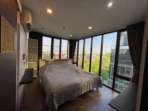 For sale: Prom Phahonyothin 2, 6th floor, corner room, swimming pool view, fully furnished, ready to move in. If interested in being an owner, hurry a