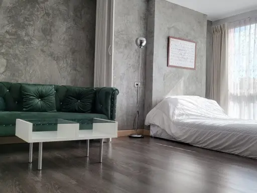 For sale Swift Condo ABAC Bangna, modern style room decorated in warm tones, suitable for relaxation, book now.