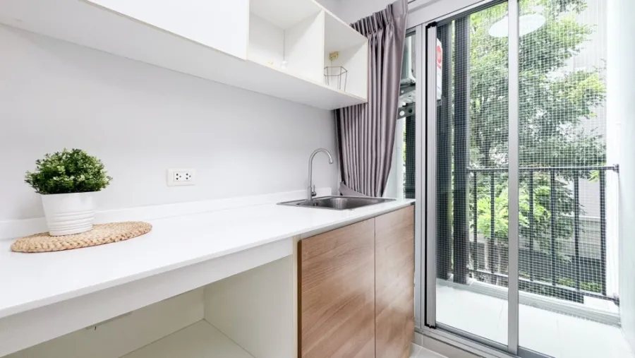 For sale: D Condo On Nut - Rama 9, 2nd floor, beautifully decorated room, ready to live in, complete with furniture. Don't wait.