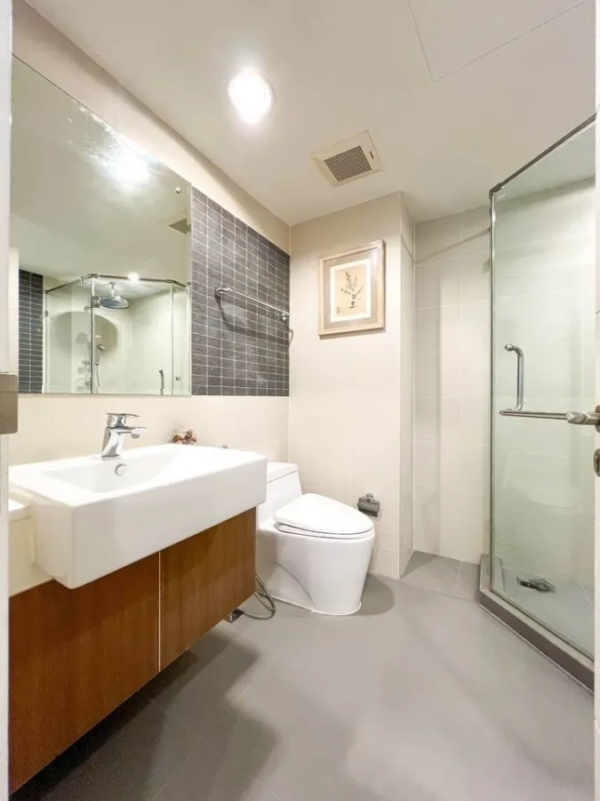 For sale: The Crest Sukhumvit 49, a luxurious Buit-In decorated room, very beautiful and livable. Good furniture, don't miss it.