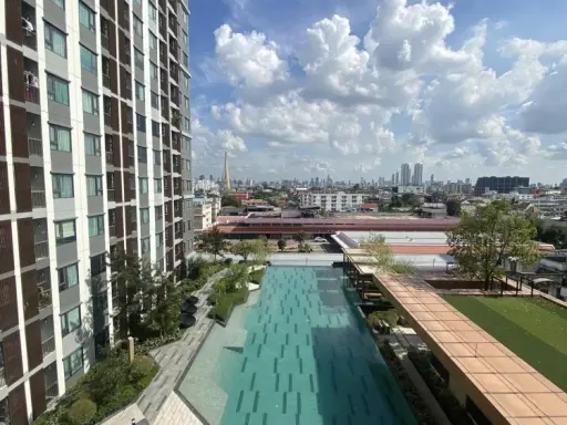 For rent: Life Pinlklao, 9th floor, beautiful pool view, fully furnished, large built-in wardrobe, don't miss it.