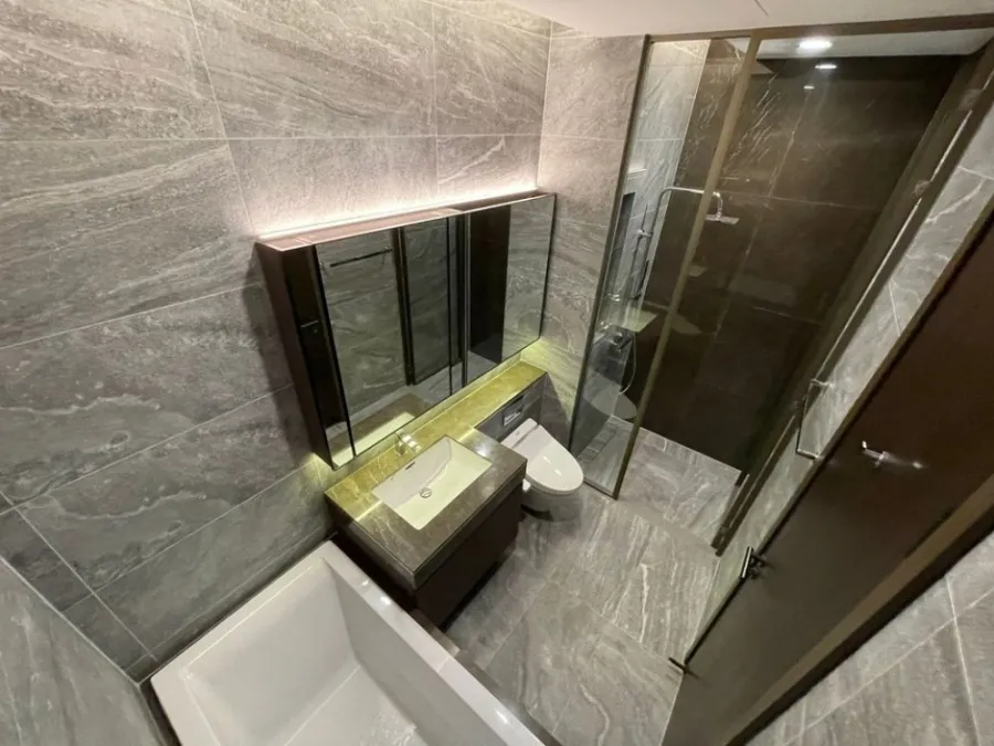 For rent: The Esse Sukhumvit 36, next to BTS Thonglor, convenient transportation, ready to move in. Don't wait.