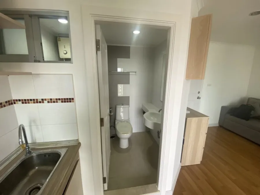 For rent: Lumpini Place Ratchayothin, nice room, good location, fully furnished, view of Chang Building, don't miss it.