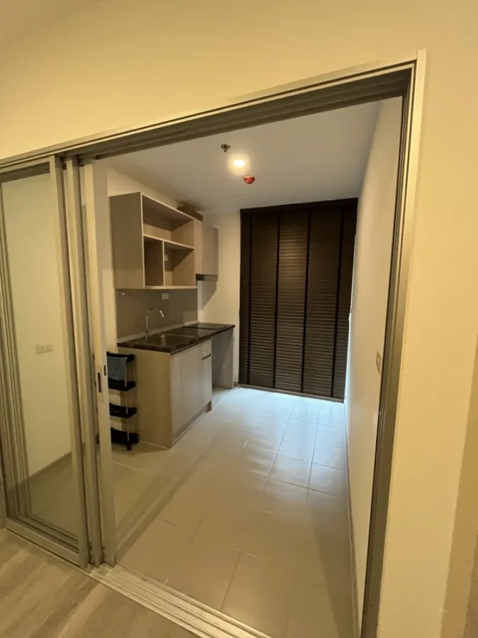 For sale/rent: Elio Sathorn-Wutthakat. A lovely unit in a great location with stunning city views from a high floor. Book now!