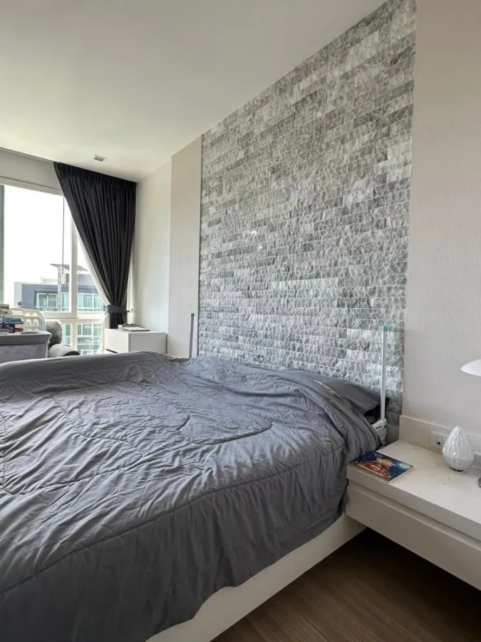 ขาย Apus condo พัทยากลาง ห้องแต่งสไตส์เรียบง่าย น่าอยู่ พร้อมโซฟาขนาดใหญ่น่านั่งนุ่มๆ จองด่วนจ้า