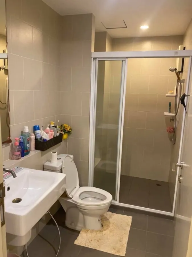 For rent, The Base Rama 9-Ramkhamhaeng, high floor, very spacious room, built-in dressing room, very cool, book now.