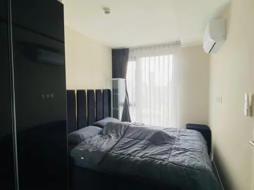 For rent Ikon Sukhumvit 77, the room is well proportioned. Complete with built-in wardrobe, hurry before you miss out!!