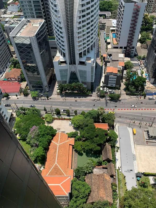 Urgent for rent !! Condo Ashton Asoke, 30th floor, curved glass inside, beautiful view, close to the train, good location, good value, hurry !!