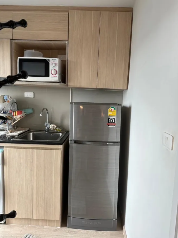 For rent: Elio Del Moss Phahonyothin 34, room decorated with nice built-ins. The sofa can be adjusted to sleep. Book now, don't miss out. ​