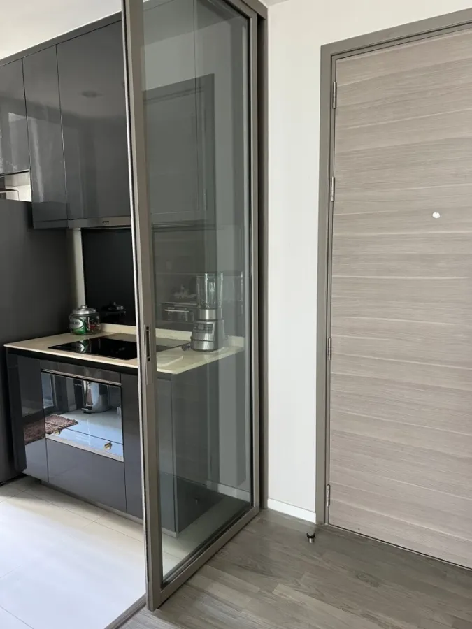 Urgent for rent !! Condo The Room Sukhumvit 69, fully furnished, good location, new decoration, close to shopping area, book now !!