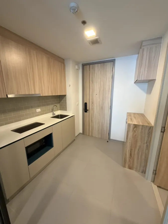 XT Phayathai for rent. Great view, pleasant atmosphere, spacious rooms with good functionality. Suitable for both living and working in the city.