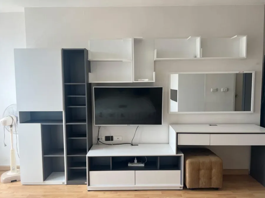 For rent: Casa Condo Asoke-Din Daeng, studio room, fully furnished with matching furniture. I must say that you must book.