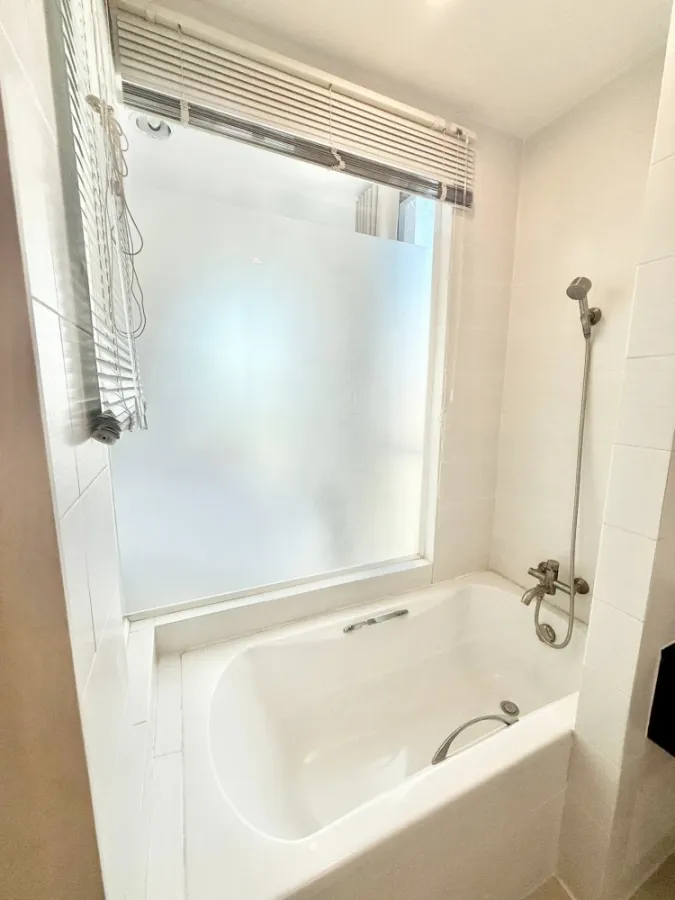 For rent: IDEO Ratchada-Huai Khwang, 17th floor, corner room with privacy, built-in throughout the room, hurry and reserve before you miss out.