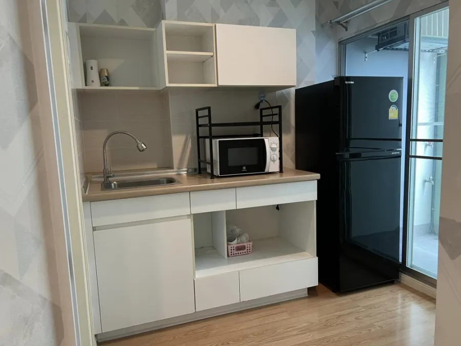 For rent Lumpini MegaCity Bangna, room with wallpaper in the whole room. Full facilities, reservation required.