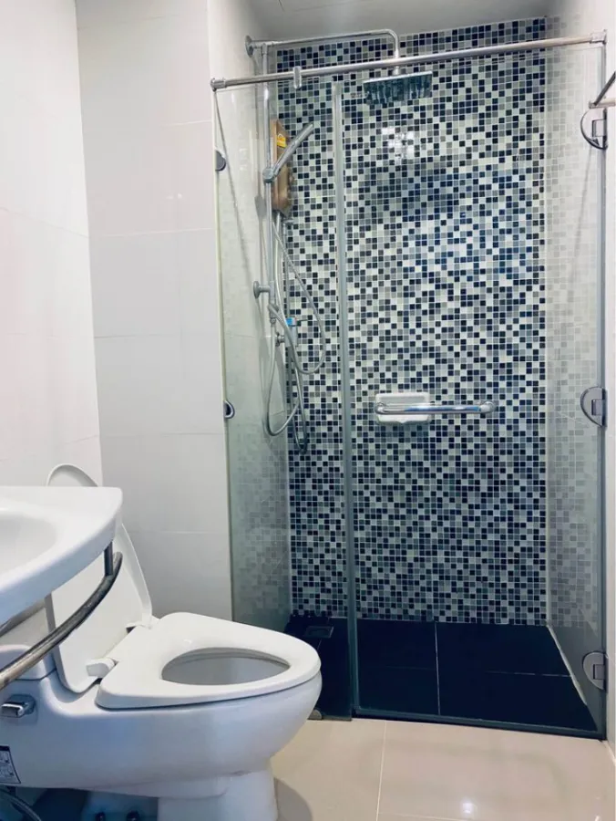 Metrosky Ratchada for rent, beautiful room, modern decoration, perfect fit, great pool view Book and you won't regret it. Hurry up.