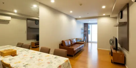 ให้เช่า 15 Sukhumvit Residence ห้องกว้างสุดๆ มาพร้อมโซฟาหนังนั่งสบาย มาแต่ตัวย้ายเข้าอยู่ได้เลย