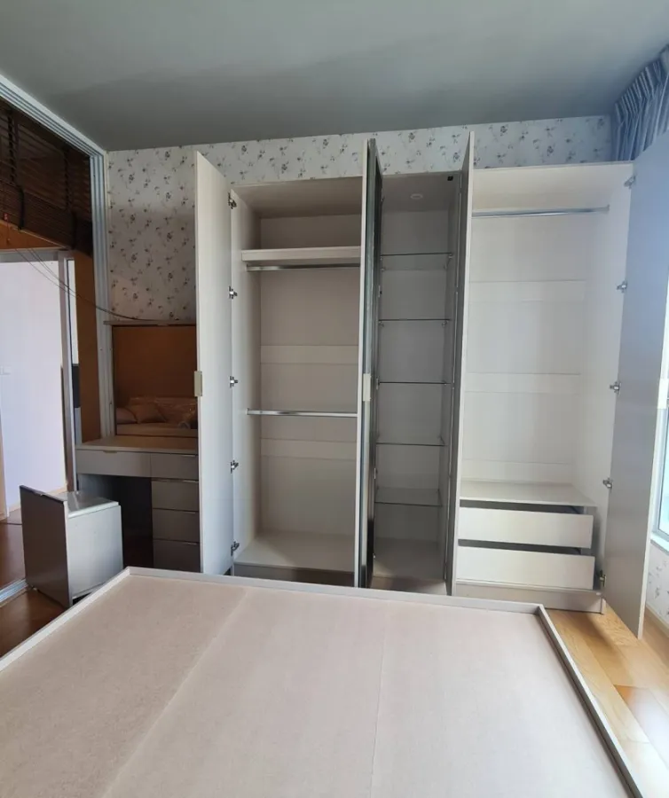 For rent, Hive at Sathorn, fully decorated. Install wallpaper throughout the room. Ready to move in Hurry and move in now.