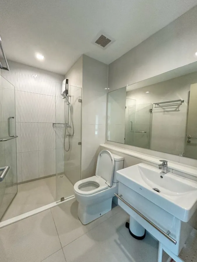 Urgently for rent: Life Ladprao, 15th floor, open view, garden view, large balcony, complete here, good like this, hurry and reserve now.