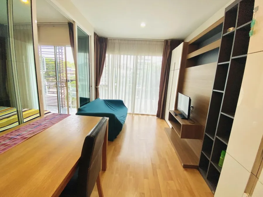 For rent Tourmaline Gold Sathorn-Taksin fully furnished, the room is very spacious. Comes at a price you shouldn't miss.