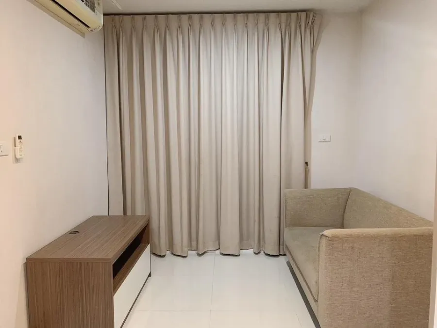 Selling Airlink Residences Romklao, 1 bedroom, 1 bathroom. Spacious living area, great location, convenient transportation. Don't miss out!