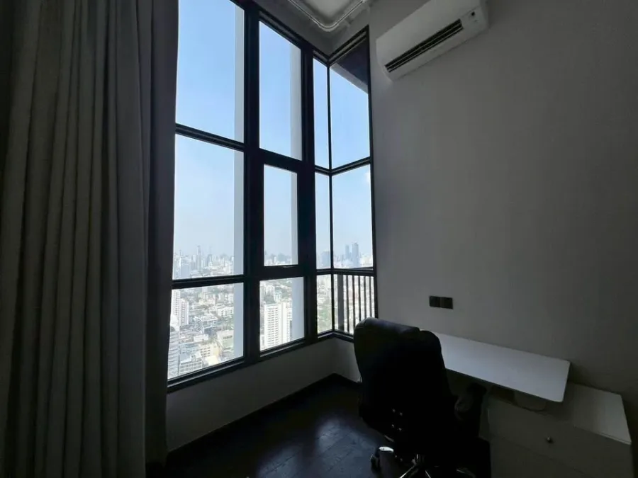 Selling a Park Origin Thonglor unit, very high floor, beautifully decorated and ready to move in.