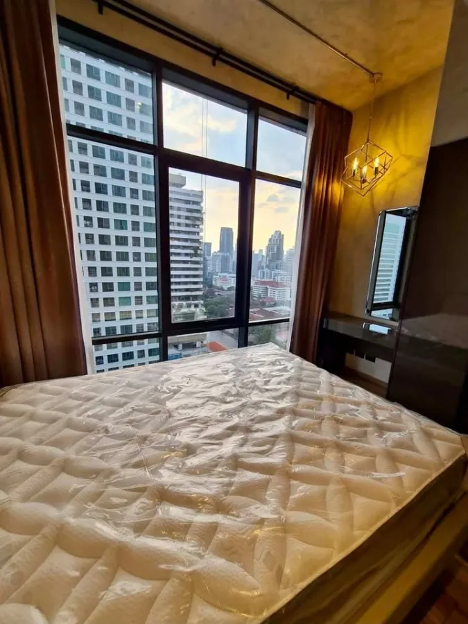 Selling The Lofts Asoke, 2 bedrooms, spacious living area, great location, fully furnished. Don't miss out!